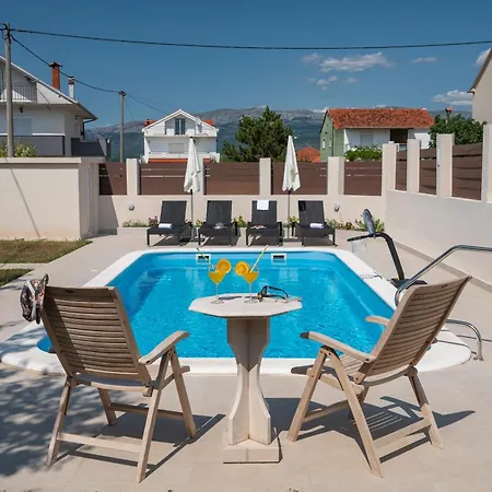 New! Josefina With Heated Pool 빌라